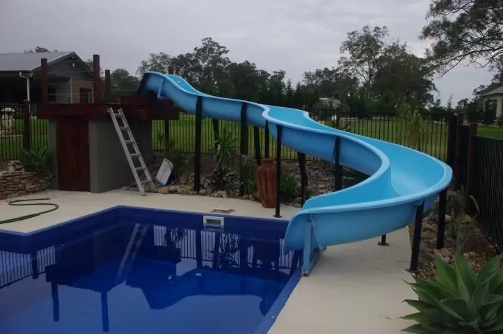 Long multi-section AquaSplash with supports